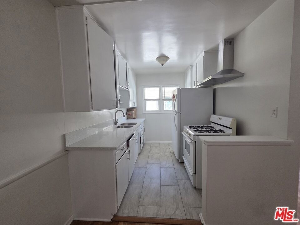 7621 Hampton Avenue - Photo 3