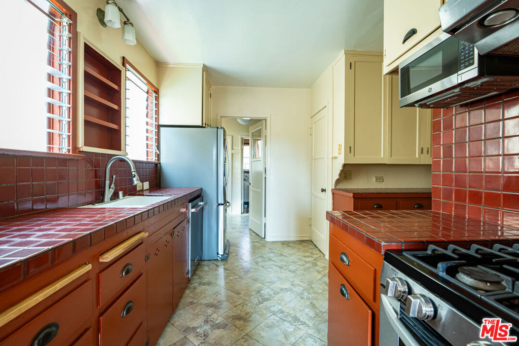 2005 Holmby Avenue - Photo 6