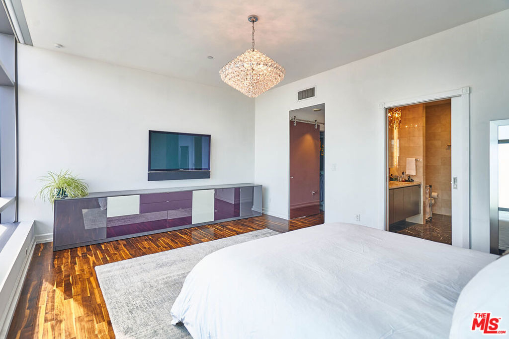 900 W Olympic Boulevard - Photo 19