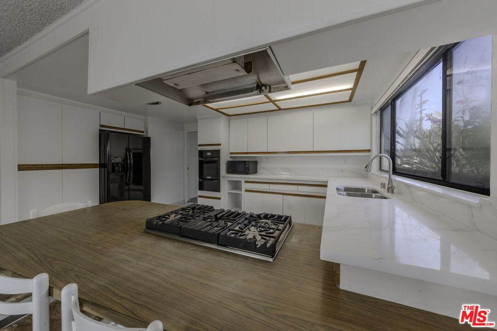 2106 W 166th Street - Photo 10