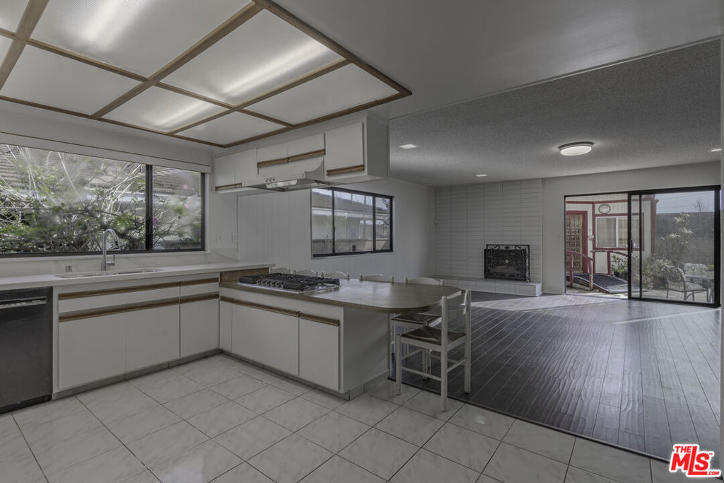 2106 W 166th Street - Photo 6