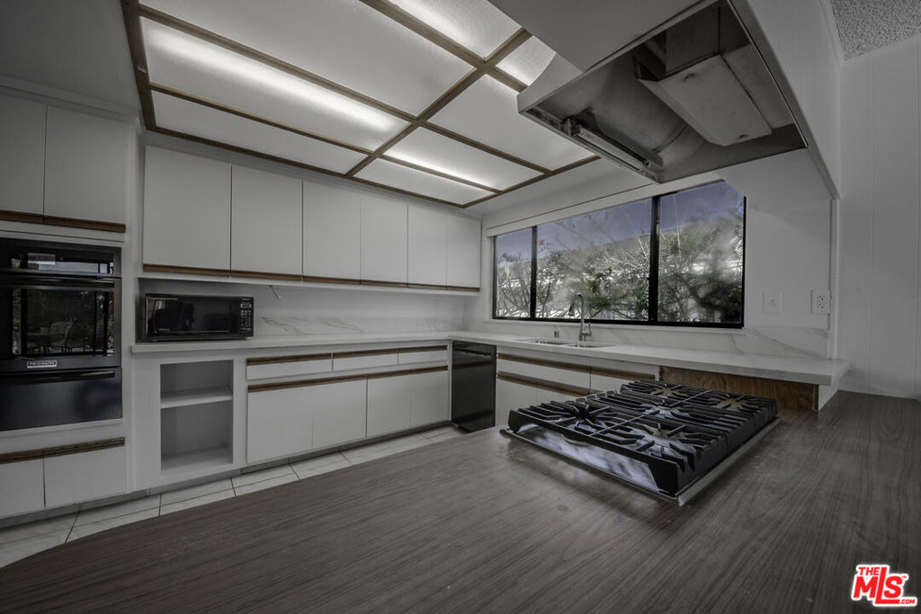 2106 W 166th Street - Photo 8