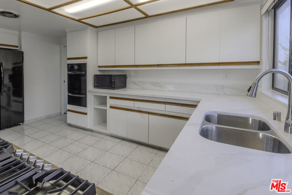 2106 W 166th Street - Photo 9