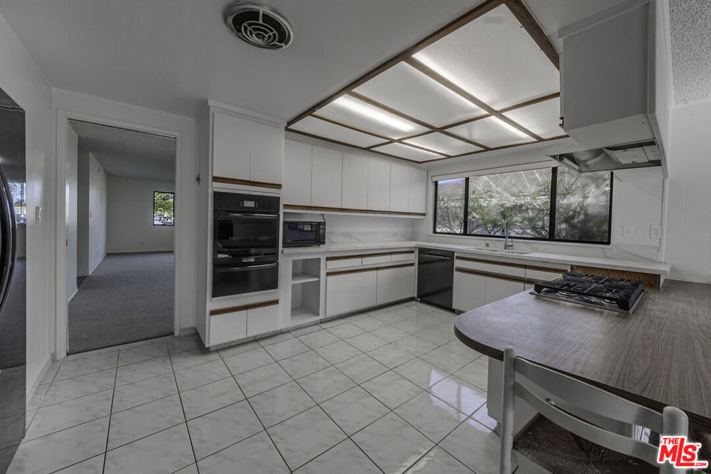 2106 W 166th Street - Photo 7