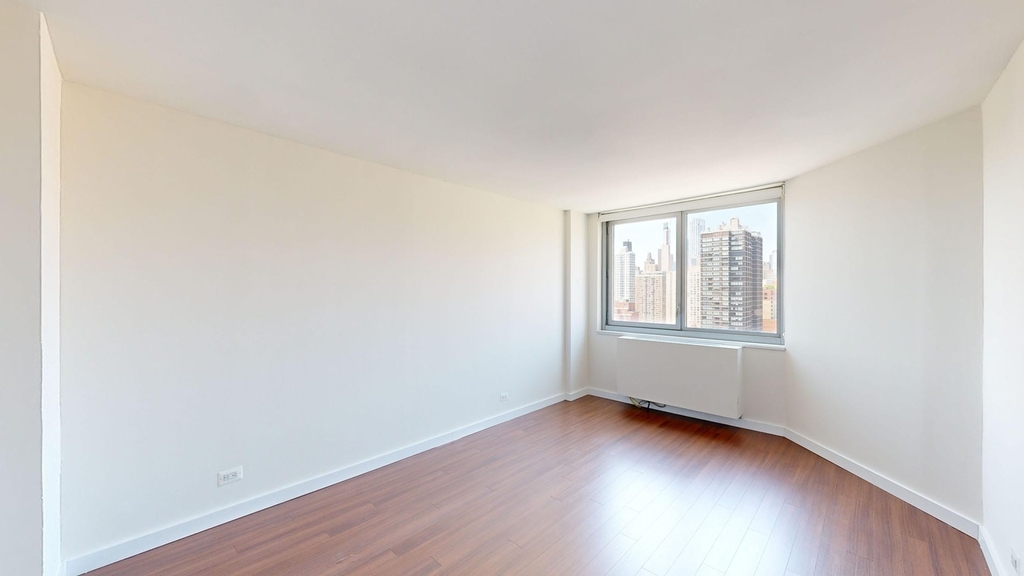 401 E 34th St - Photo 4