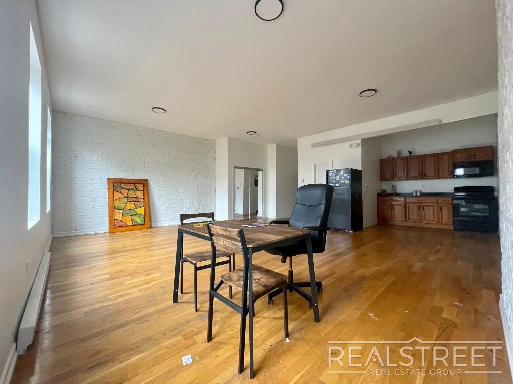 916 Broadway - Photo 3
