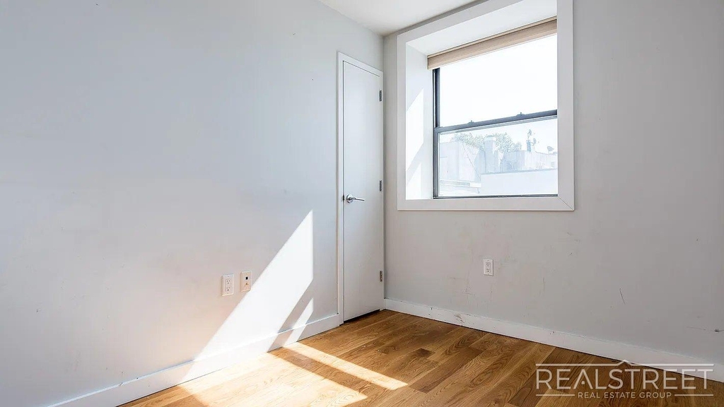 100 Dupont Street - Photo 8