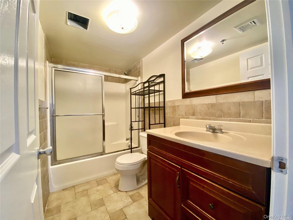 259 Glen Cove Avenue - Photo 4