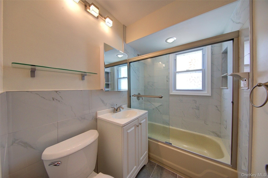 411 Saint John Place - Photo 15