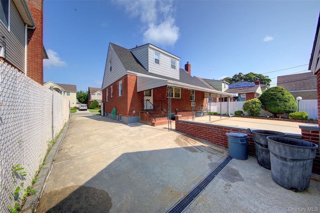 411 Saint John Place - Photo 28