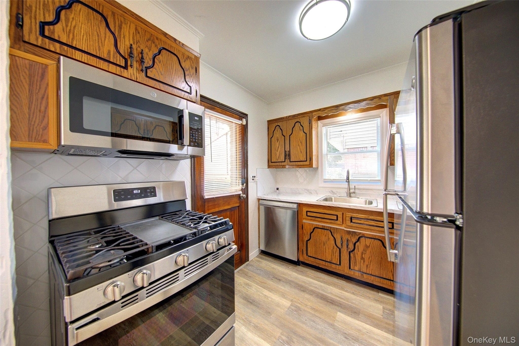 411 Saint John Place - Photo 10
