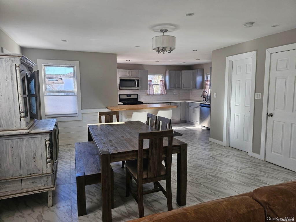 146 Kingston Boulevard - Photo 2