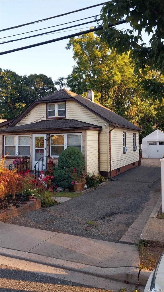 628 Hill Street - Photo 0
