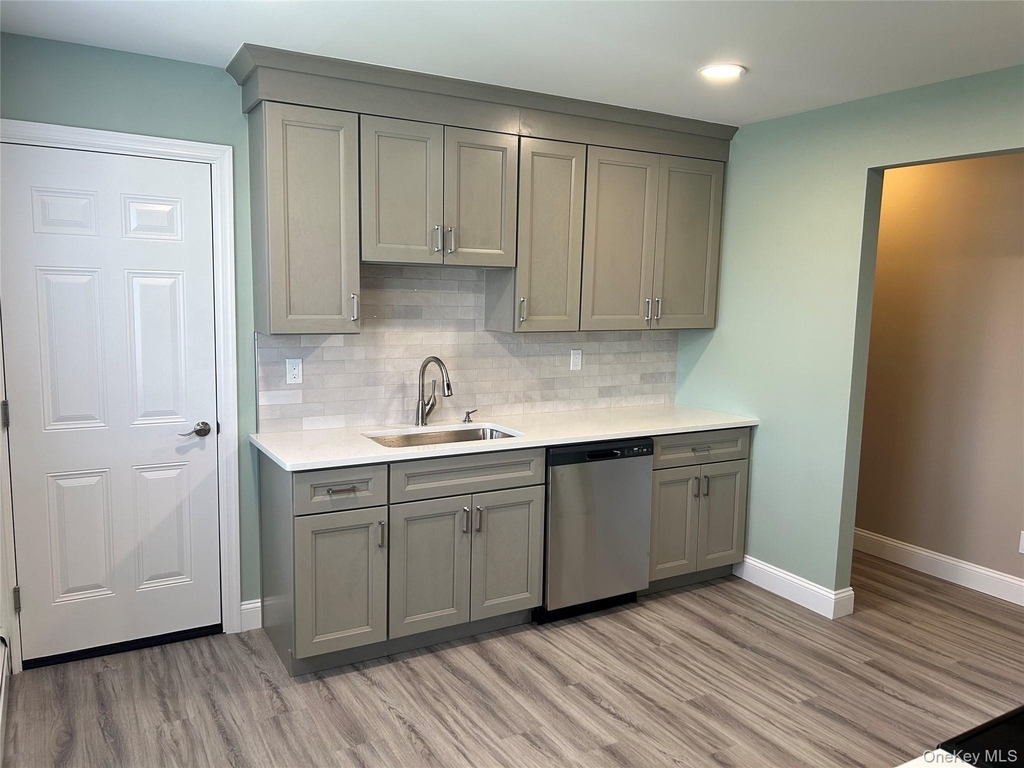 85 Ralph Avenue - Photo 2