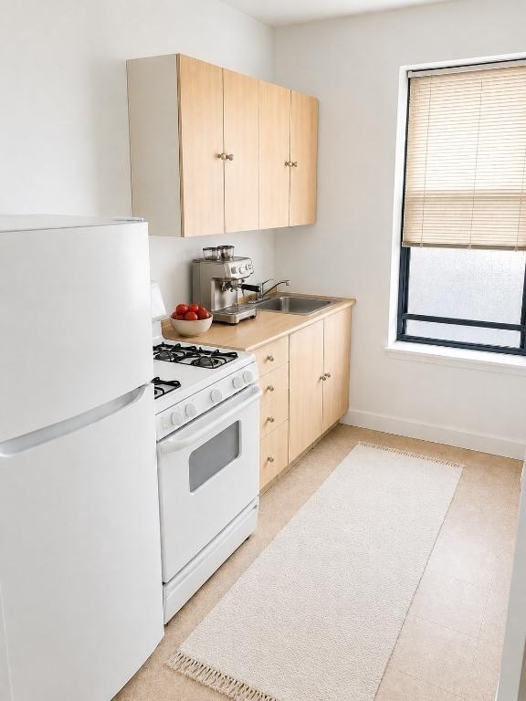 550 Riverside Drive - Photo 3