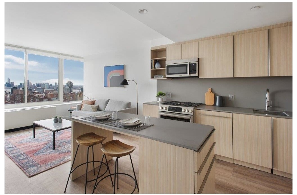 315 W 33rd Street - Photo 0