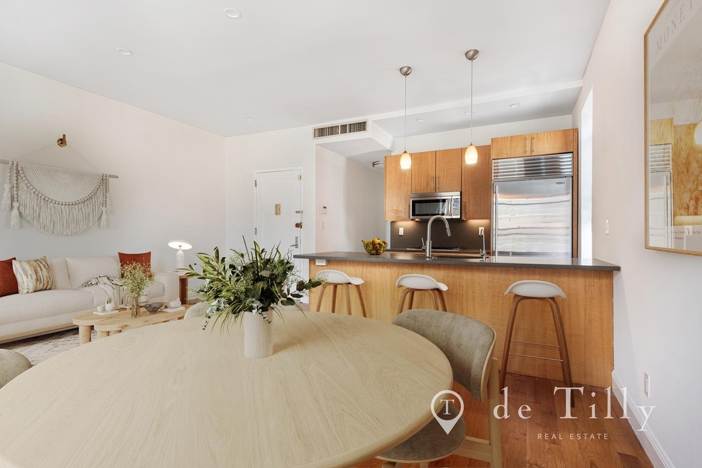 536 Henry Street - Photo 2