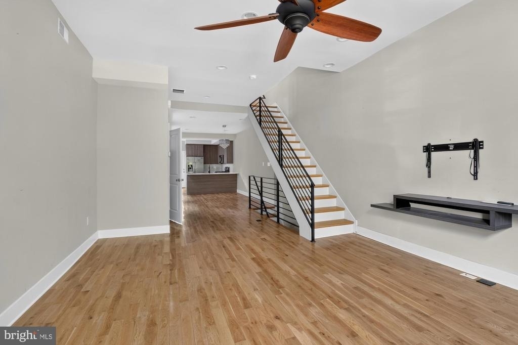 2336 W Thompson Street - Photo 0
