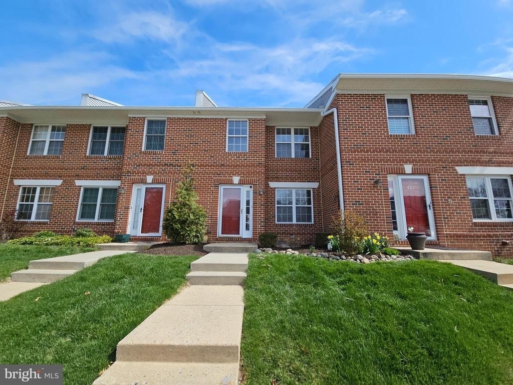 750 E Marshall Street - Photo 0