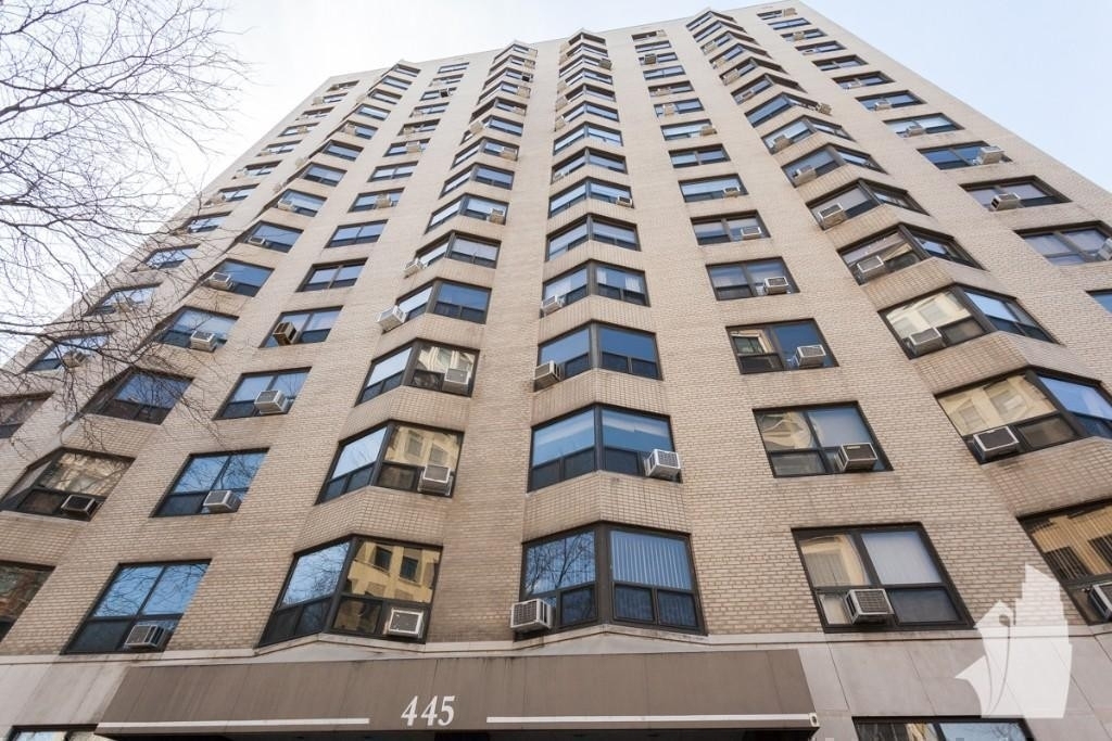 445 W Wellington - Photo 0