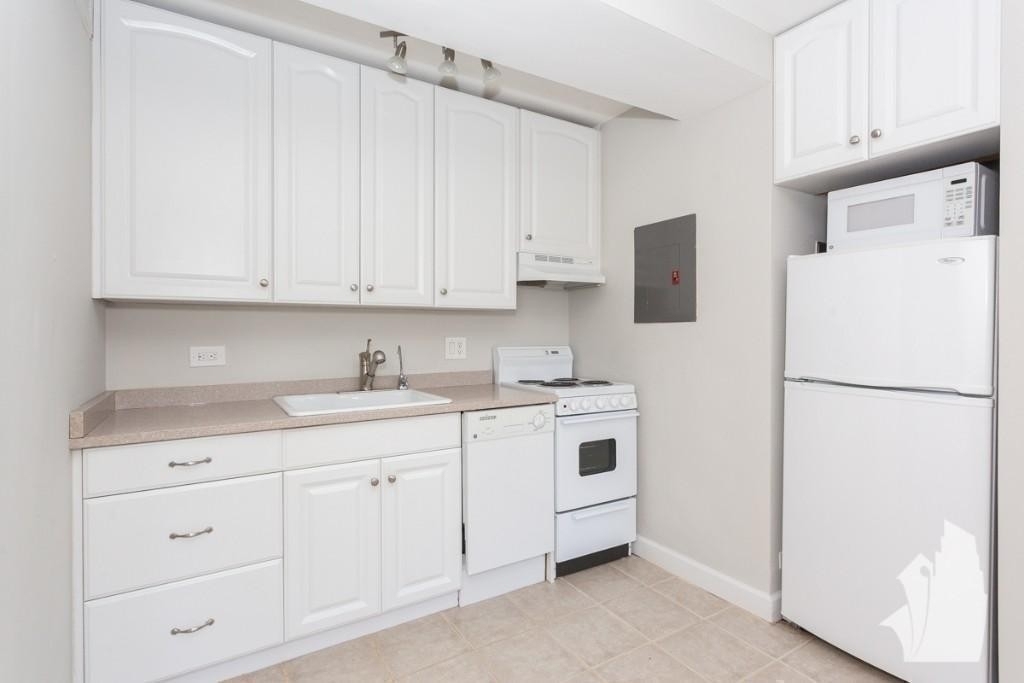 445 W Wellington - Photo 4