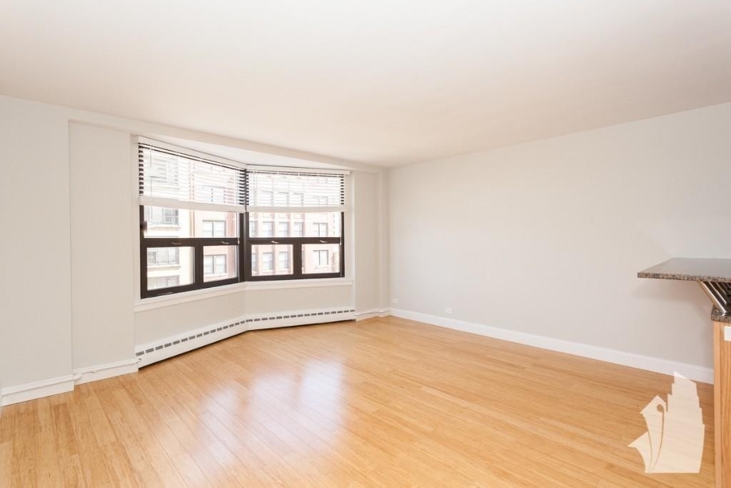 445 W Wellington - Photo 3