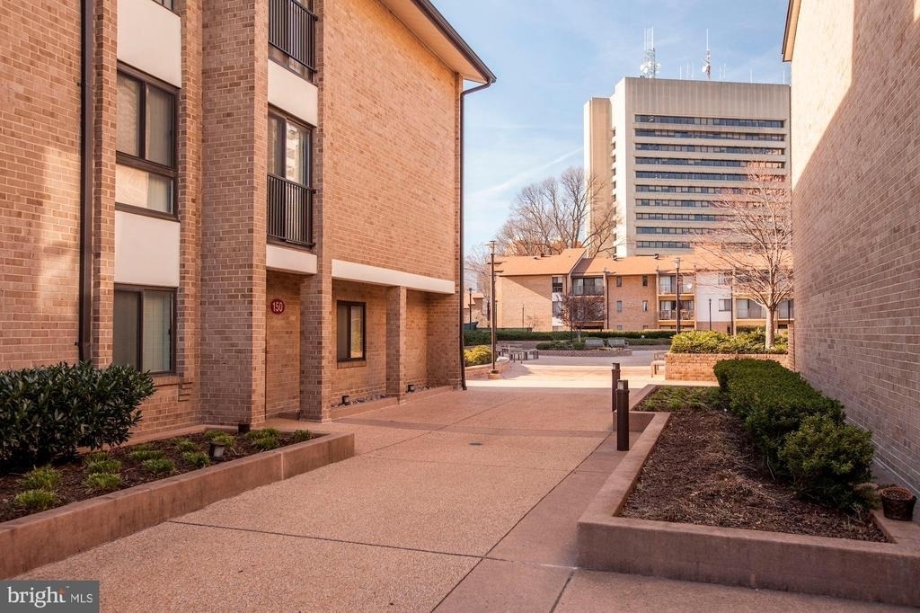 150 Monroe Street - Photo 0