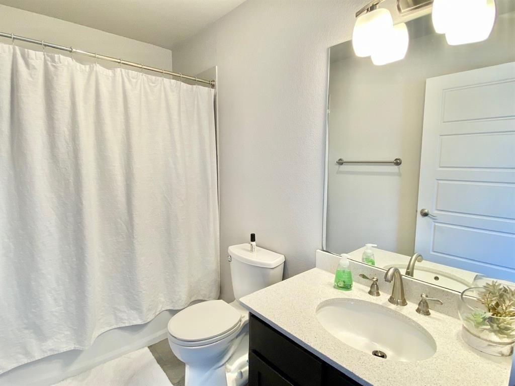 1300 E 3rd St - Photo 16