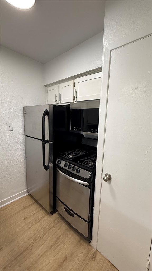 2401 Manor Rd - Photo 3