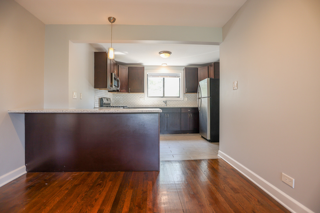 6807 N Ridge Boulevard - Photo 3