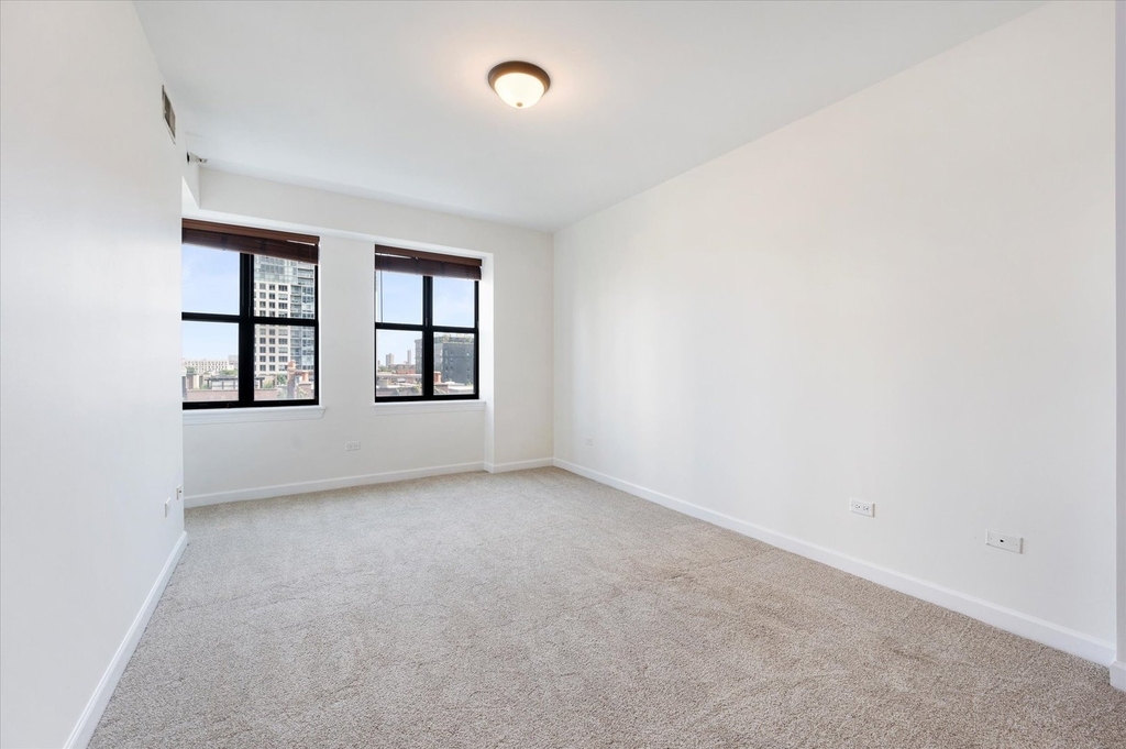 451 W Huron Street - Photo 13