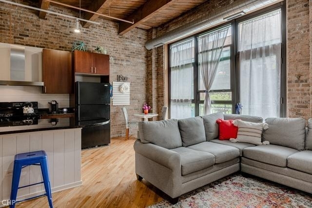 1040 W Adams Street - Photo 2