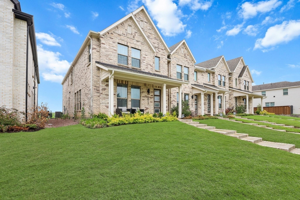 1013 Carnation Drive - Photo 4