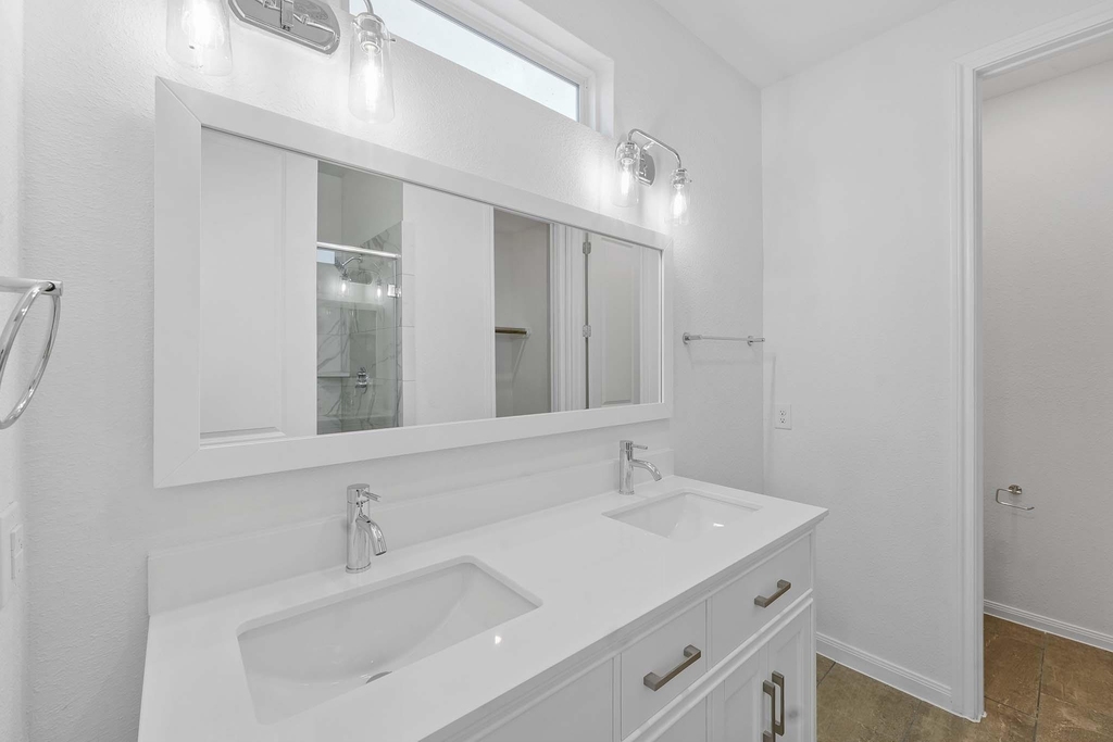 102 E 44th Street - Photo 3
