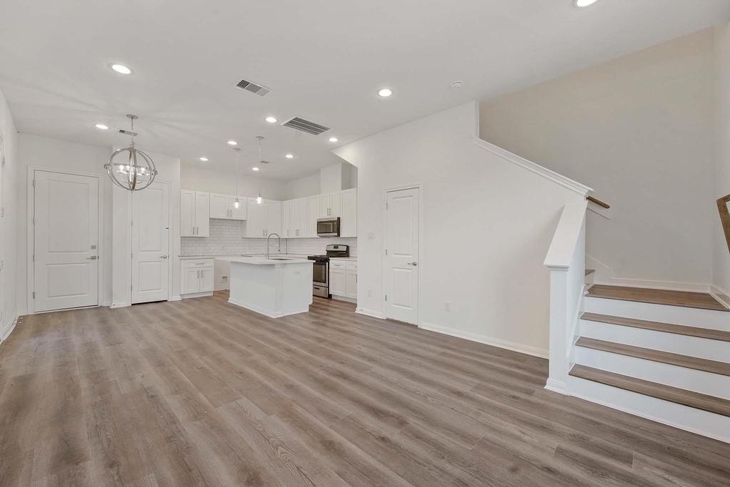 102 E 44th Street - Photo 17