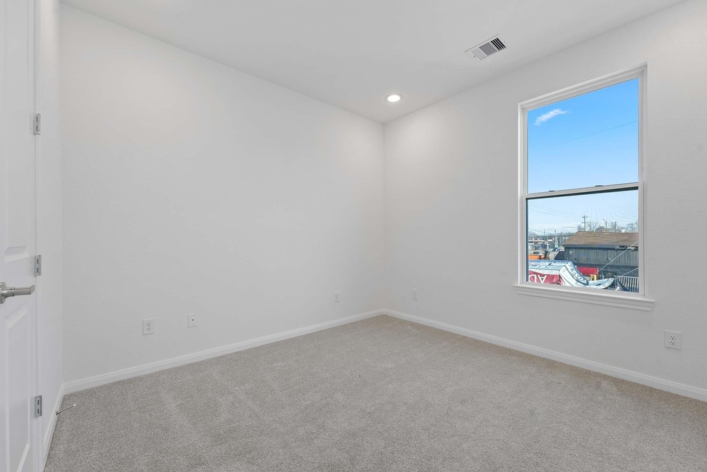 102 E 44th Street - Photo 13