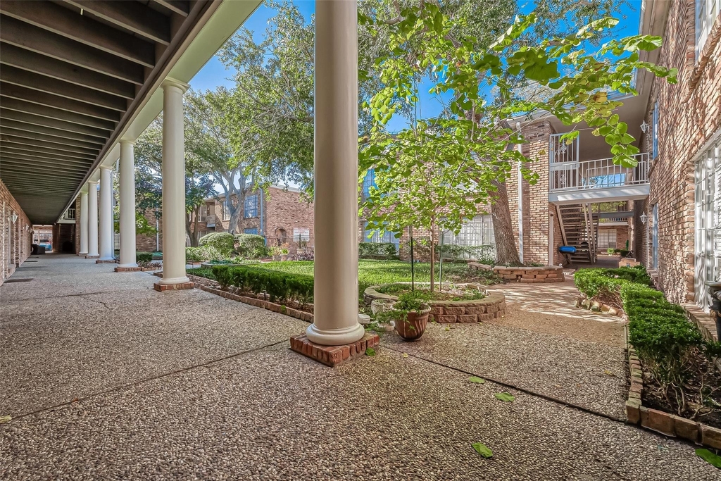 2201 Fountain View Drive - Photo 2