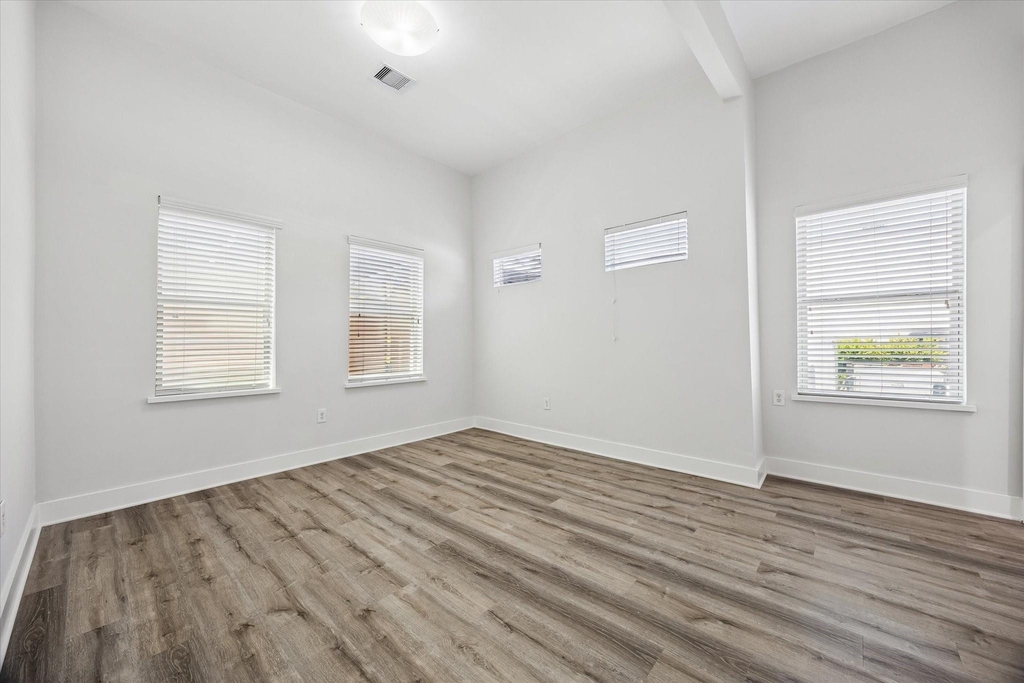 2316 Hopkins Street - Photo 6