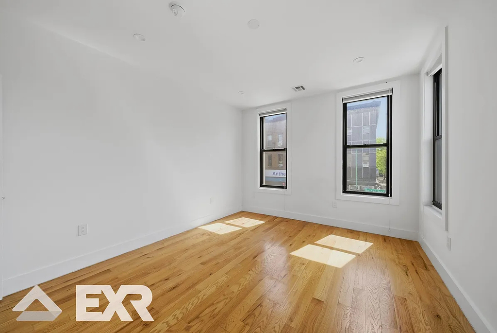 136 Cornelia Street - Photo 3