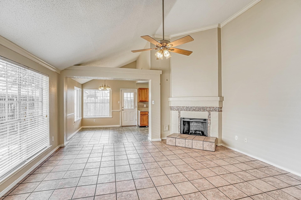 18614 Seaton Drive - Photo 3