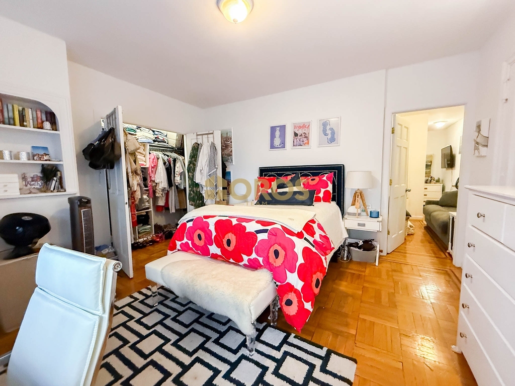 210 East 10th Street - Photo 1