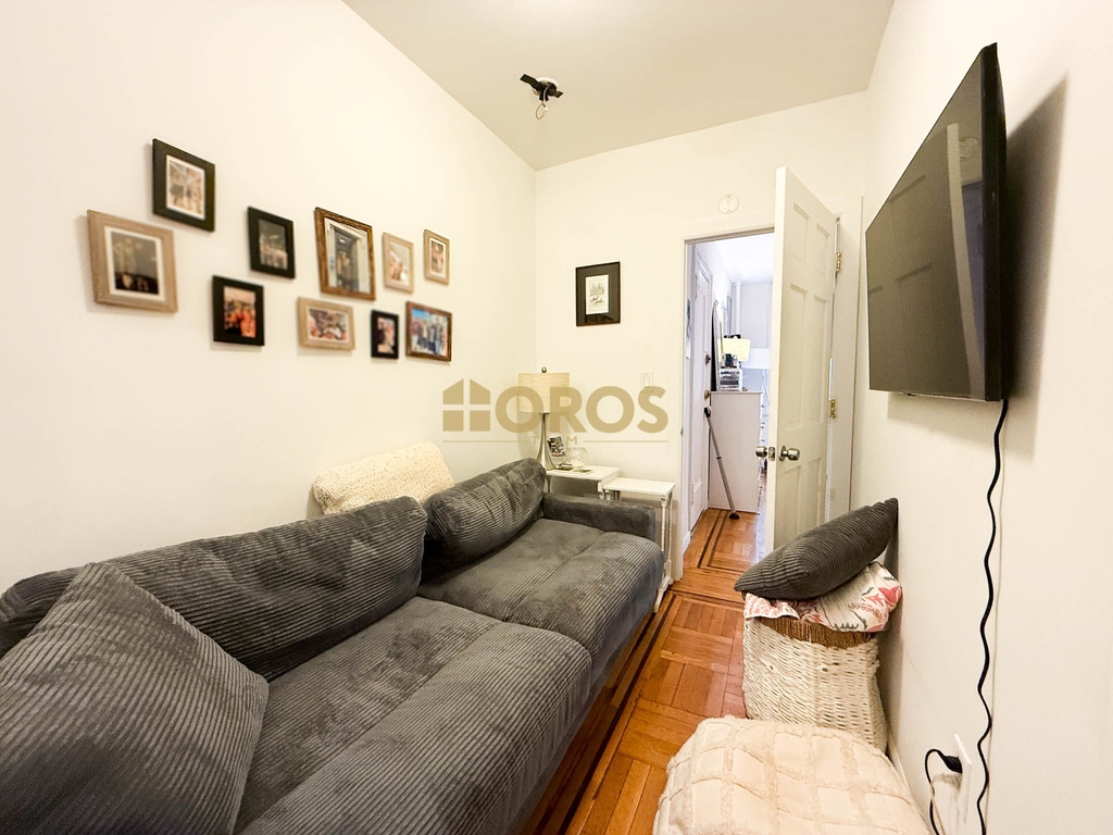 210 East 10th Street - Photo 6