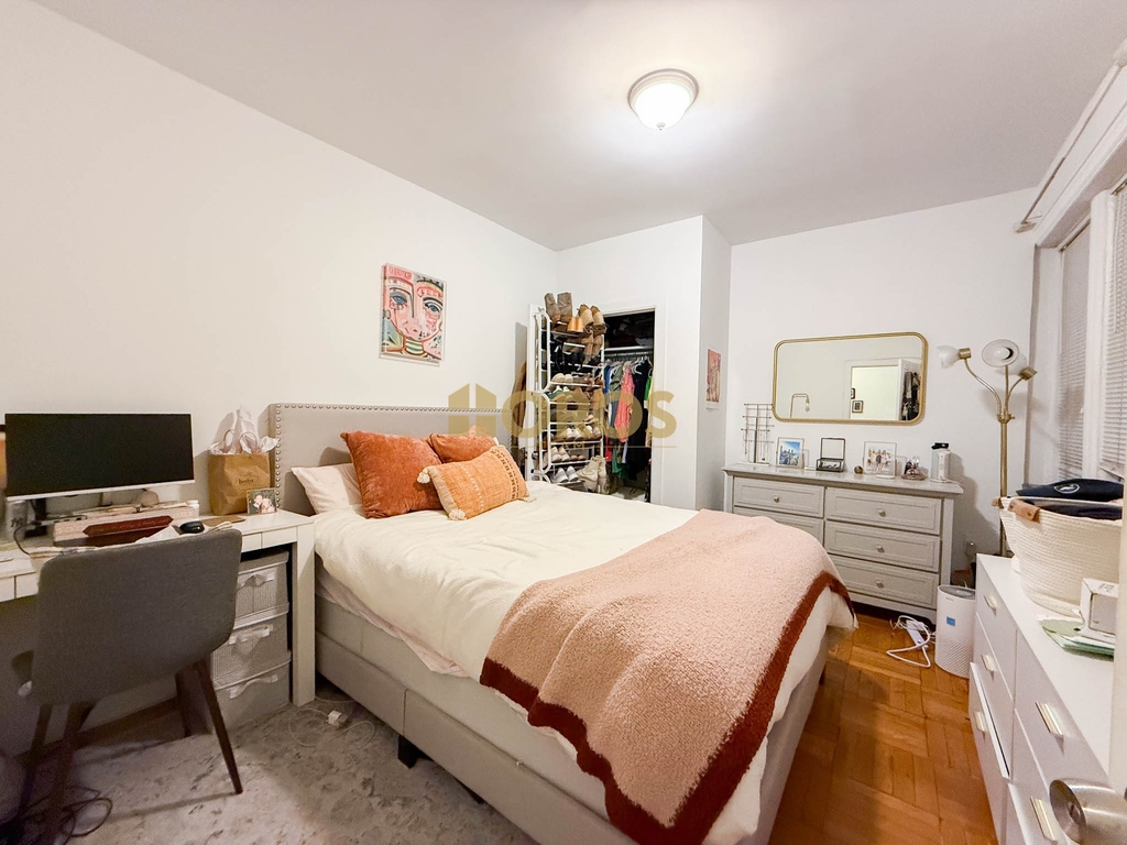 210 East 10th Street - Photo 5