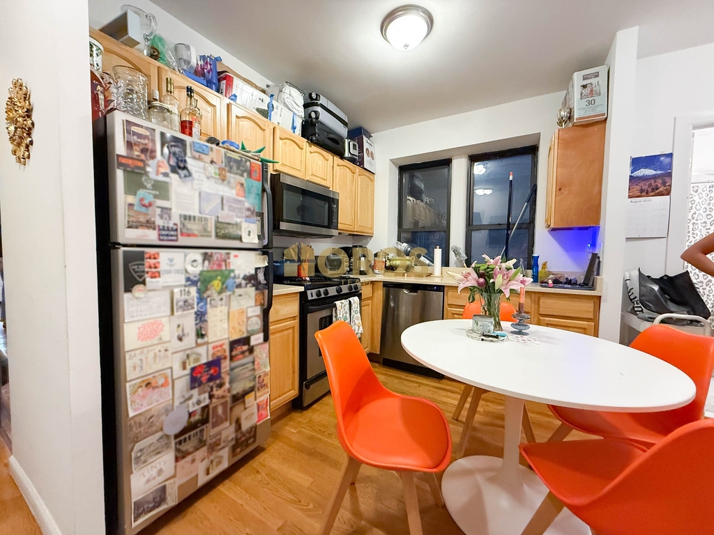 210 East 10th Street - Photo 3