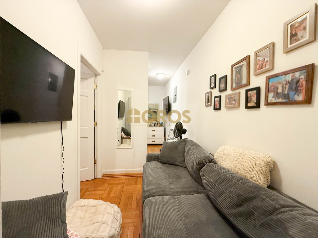 210 East 10th Street - Photo 4