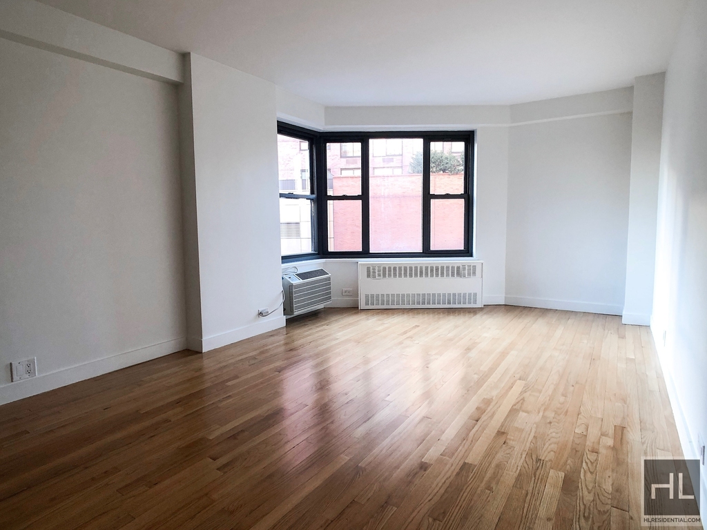 Fourth Avenue - Photo 0