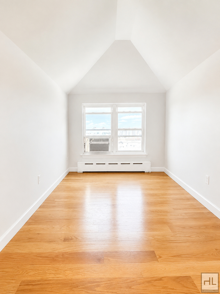 East Tremont Avenue - Photo 1