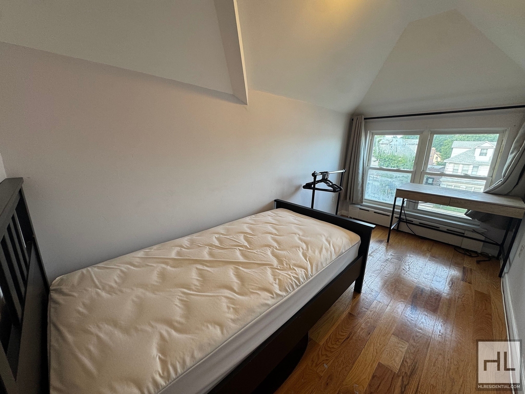 East Tremont Avenue - Photo 1