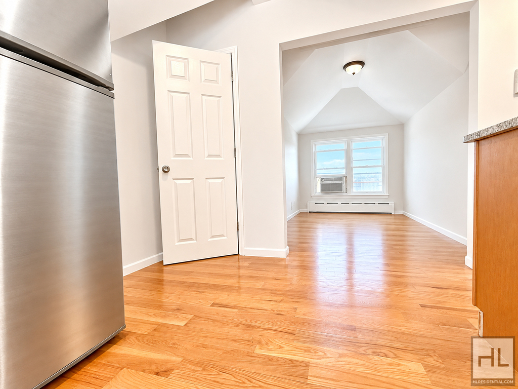 East Tremont Avenue - Photo 8