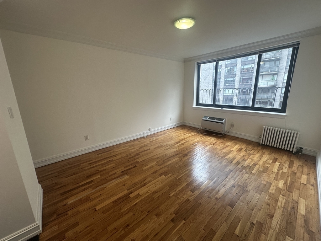 1661 York Avenue - Photo 2